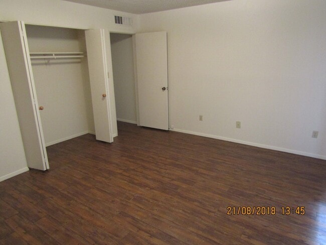 Building Photo - 2 Bedroom 2 Bath Duplex!! Taking Applicati...
