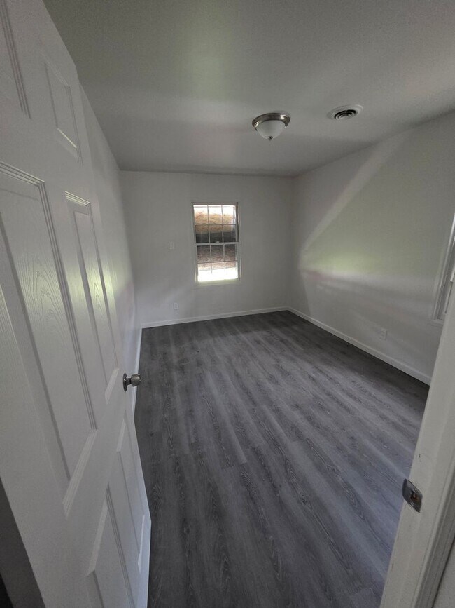 Building Photo - Beautiful 4bd/1bth