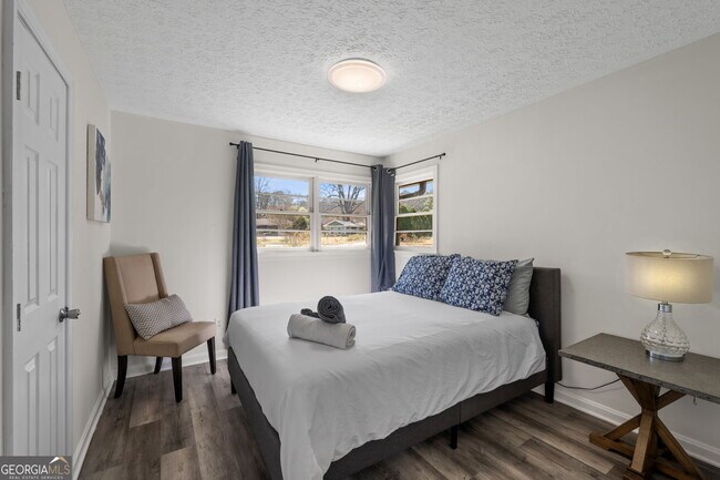 Building Photo - 1954 Woodbine Terrace NE