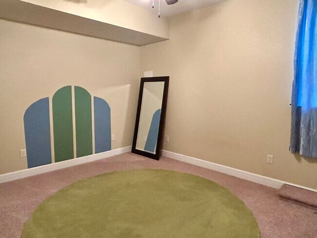 Building Photo - 5 bedroom and 3 bathroom two level house