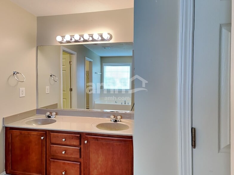 Building Photo - 141 Bridgemill Dr