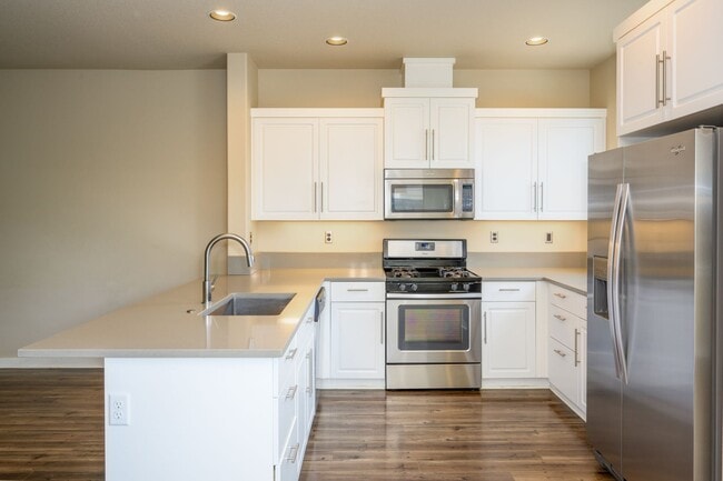 Building Photo - New listing!  Modern, A/C, Washer & Dryer included!