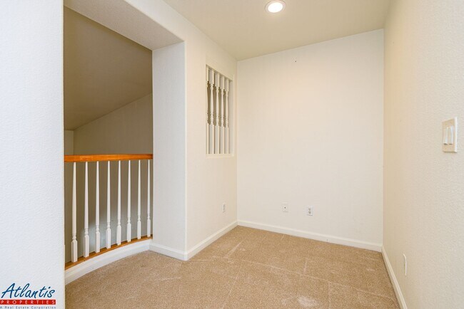 Building Photo - Desirable Evergreen Townhouse