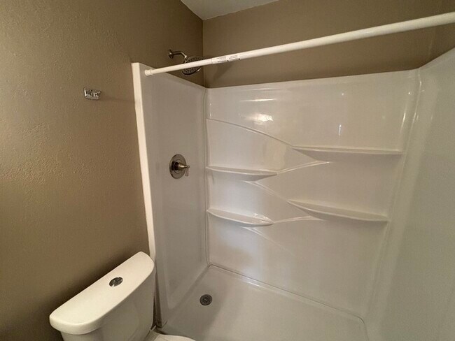 Building Photo - Spacious 3 bed 2 bath home, move in ready