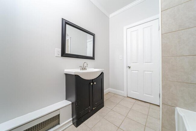 Building Photo - 11 Mann Ave