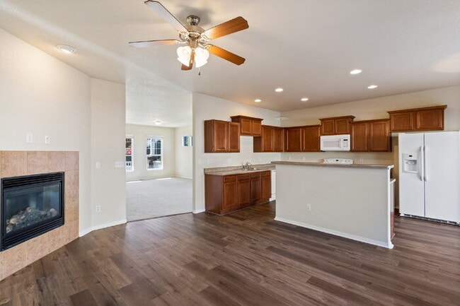 Building Photo - Spacious End-Unit Townhome with Greenbelt Views and Detached 2-Car Garage