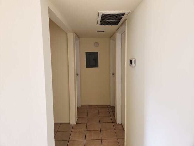 Building Photo - 2725 E Tierra Buena Ln
