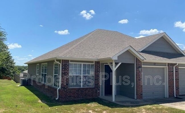 Primary Photo - 982 Clearwater Cir