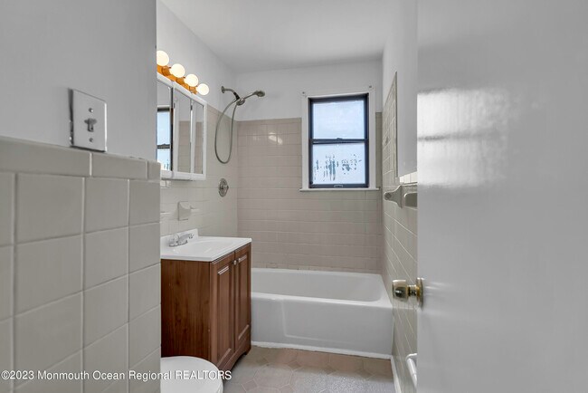 Building Photo - 406 Maple St