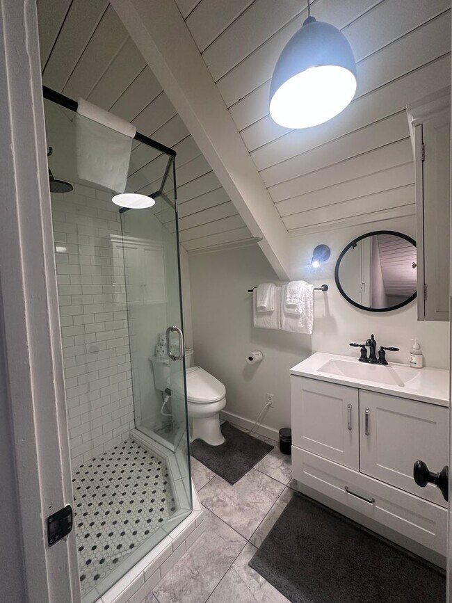 Building Photo - Charming, Fully Furnished 4 Bedroom House in Quiet Neighborhood- Pet Friendly!