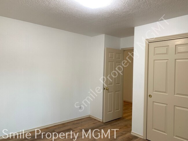 Building Photo - single house