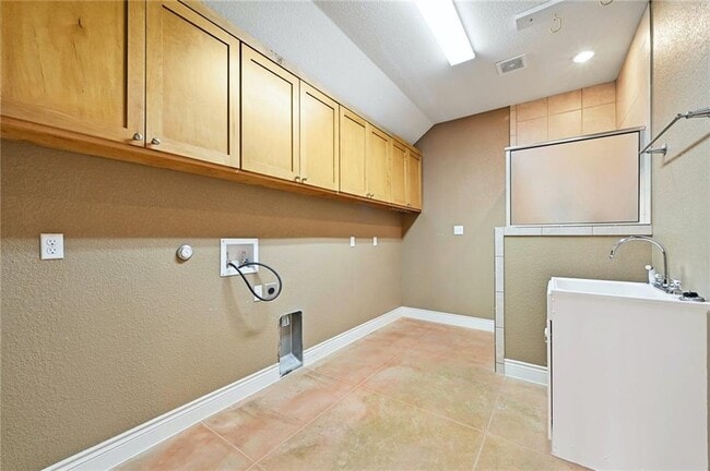 Building Photo - 1102 Clermont Ave