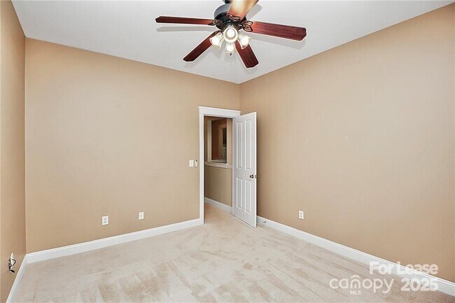 Building Photo - 2300 Mirow Pl