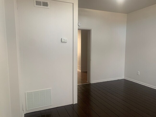 Building Photo - 403 Miami St