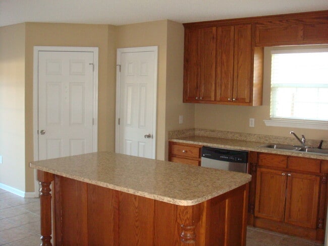 Building Photo - 496 Bryson Cir