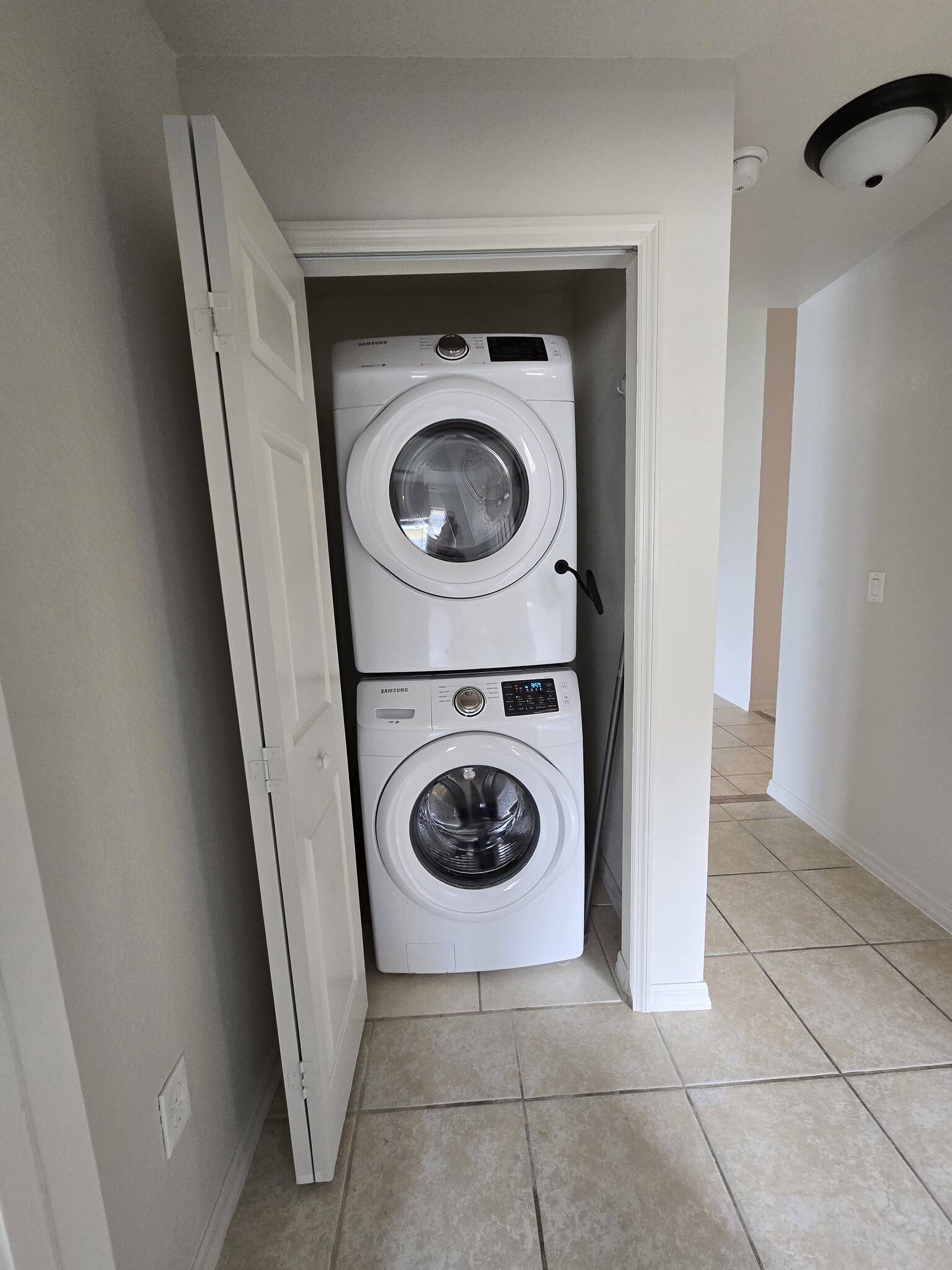 Building Photo - 518 SE 5th Pl