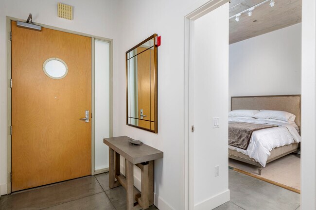 Building Photo - 300 Beale St