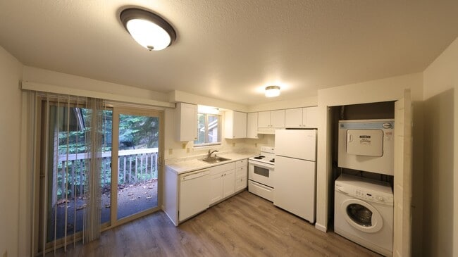 Building Photo - 2 Bed 1 Bath - Excellent Condition - NAS W...