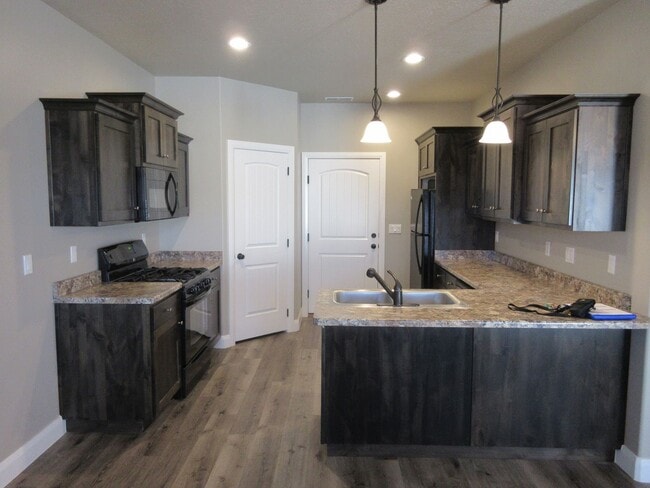 Building Photo - 3 Bedroom - 2.5 bathroom - in the heart of...