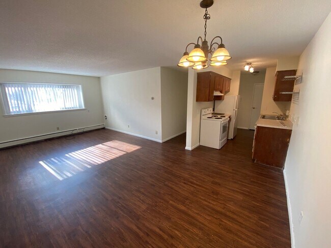 Interior Photo - 242 West Franklin Ave