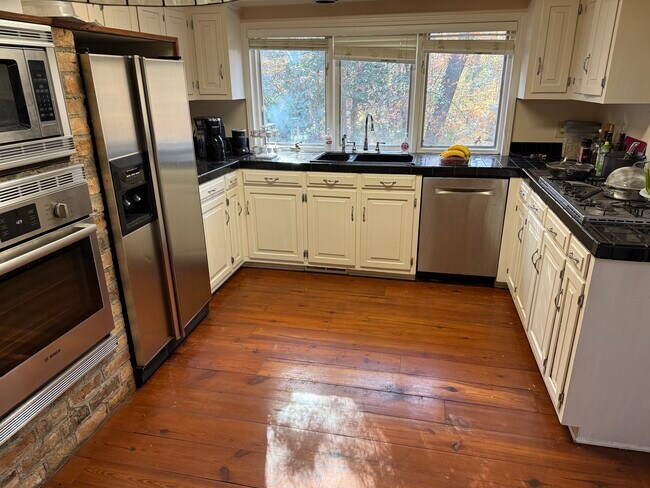 Building Photo - 833 Williamsburg Dr