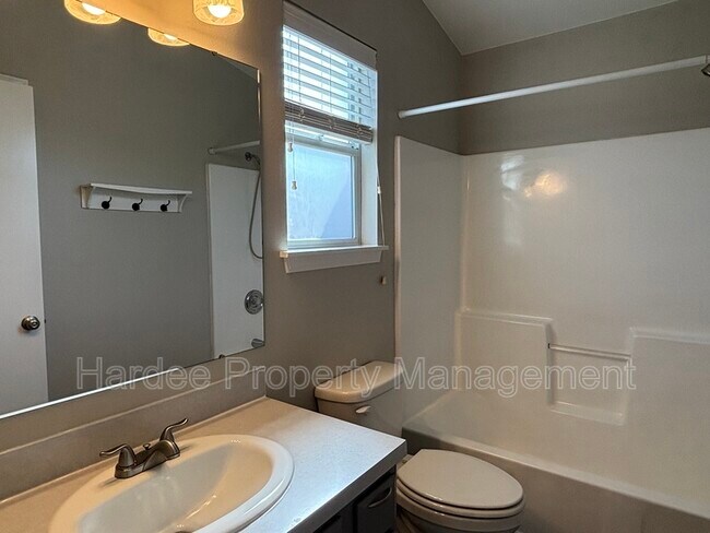 Building Photo - 1362 Pineridge Dr E