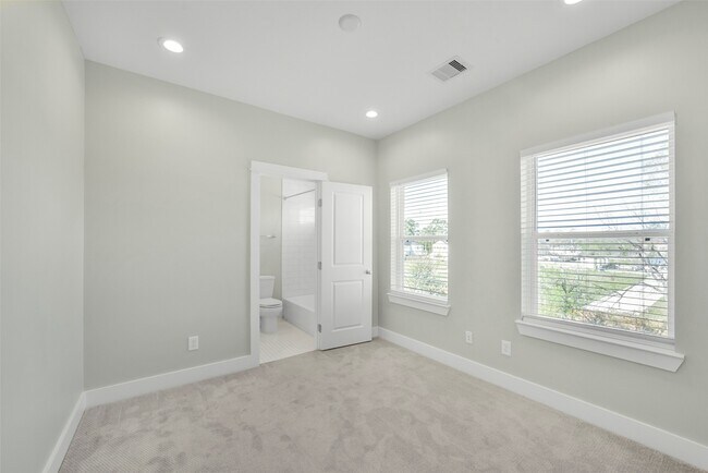 Building Photo - 720 W Donovan St