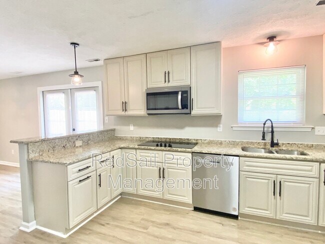 Building Photo - 709 Chatsworth Dr