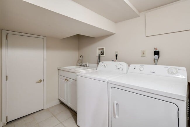 Building Photo - Spacious Three Bedroom Graduate Hospital Home w/ Roof Deck!
