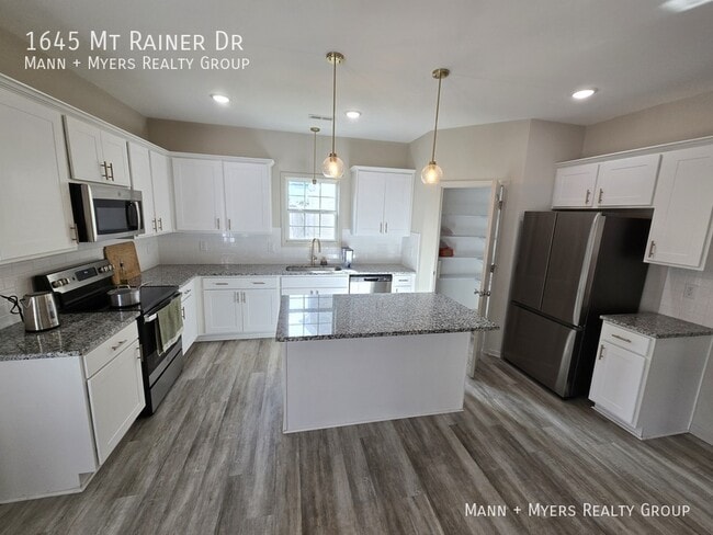 Building Photo - 1645 Mount Rainer Dr