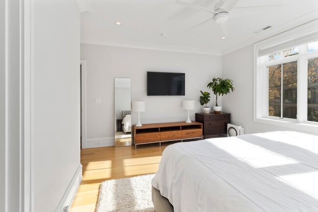 Building Photo - 736 W Melrose St