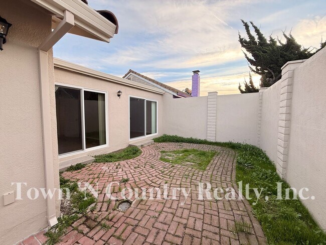 Building Photo - 1720 Cherokee Dr