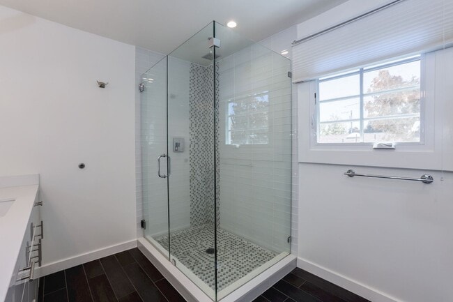 Building Photo - 2 Bed / 2.5 Bath Luxurious townhome near d...