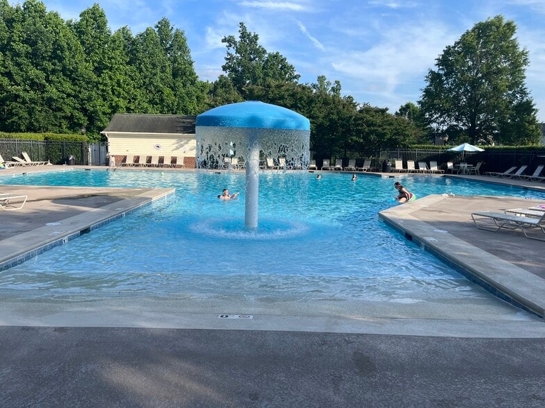 Building Photo - 16213 Peachmont Dr