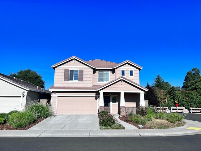 Building Photo - Stunning 3 Bedroom, 2.5 Bath Single Family Home, Gated Community, Beautiful Inside & Out!