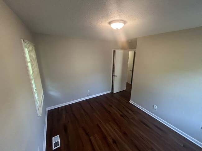 Building Photo - 3BR 2BA with large back yard on closed street.