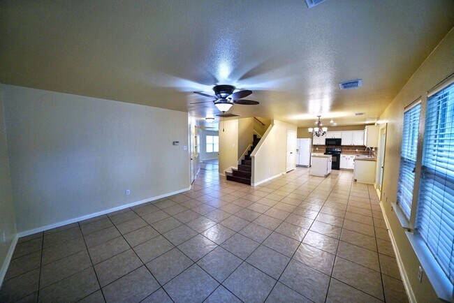 Building Photo - Beautiful Rental now available in Thistle Creek (Schertz) - 5 Bedrooms! Realtor Commission: $750