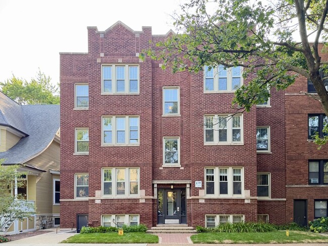 Building Photo - 5452 N Paulina St