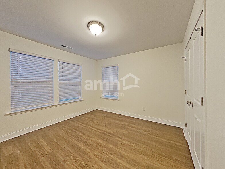 Building Photo - 216 Glenwood Dr