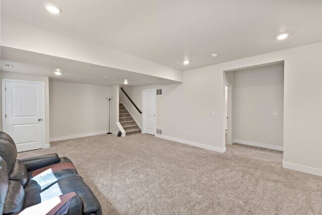 Building Photo - Bright and Beautiful Home with Gourmet Kit...