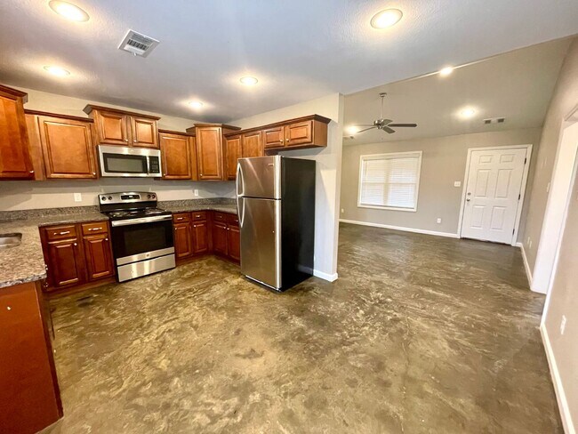 Building Photo - 3 Bedroom / 2 Bath In Pocahontas Available Now!