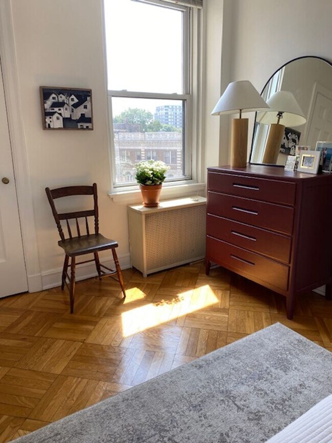 Interior Photo - 500 W Belden Ave