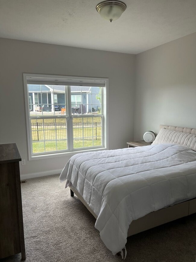 Building Photo - 4 Bedroom Ranch in SW Champaign - Availabl...