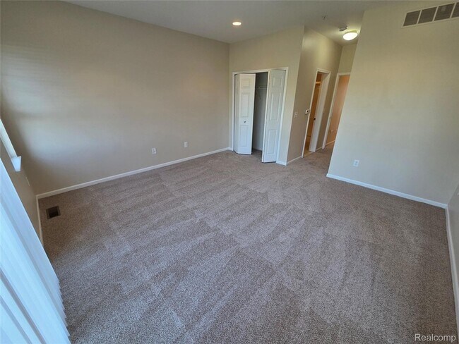 Building Photo - 526 Graten St