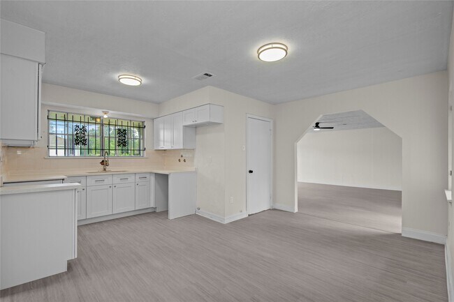 Building Photo - 7329 Gleason Rd
