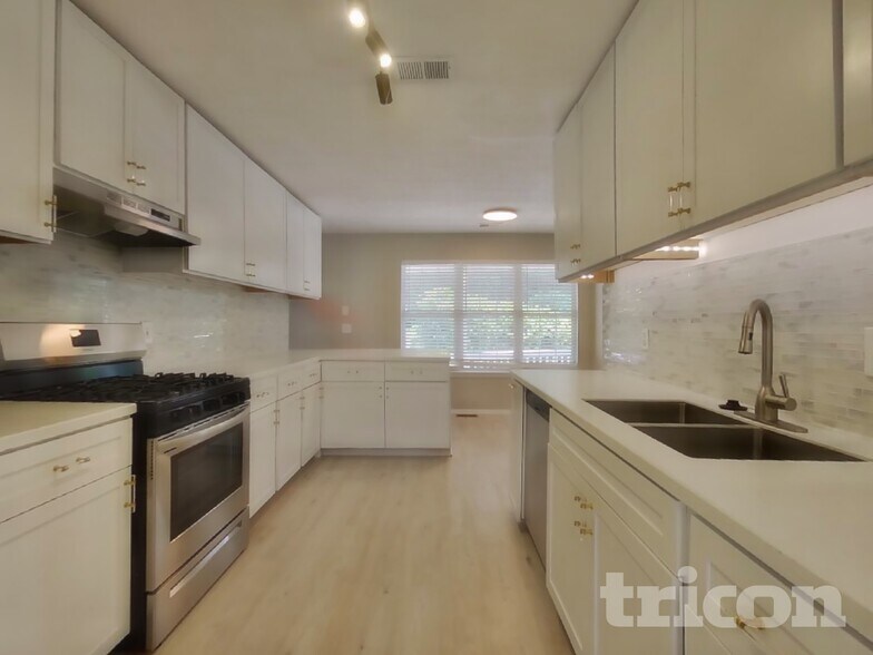 Building Photo - 1951 Hidden Valley Dr SW