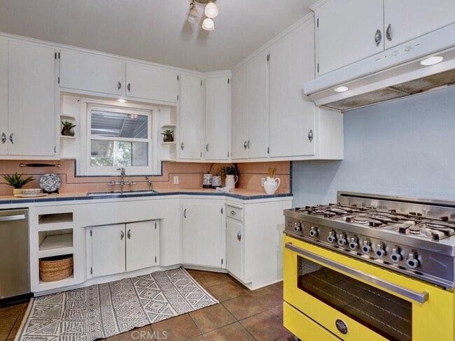 Building Photo - 229 Jacaranda Pl