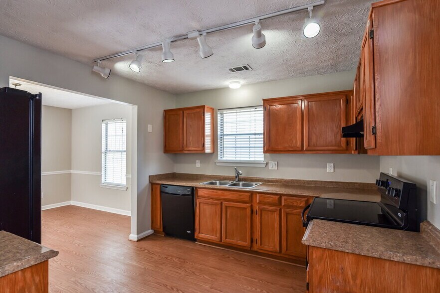 Building Photo - 508 Village Cir