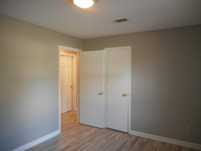 Building Photo - 2825 Crosscreek Rd
