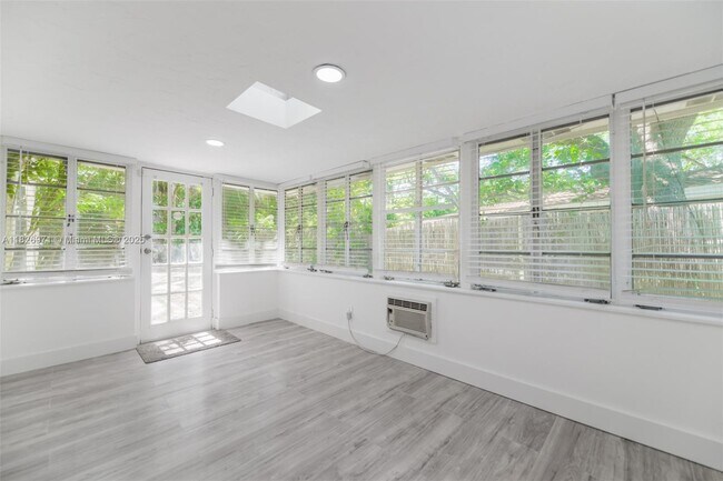 Building Photo - 6290 SW 70th St